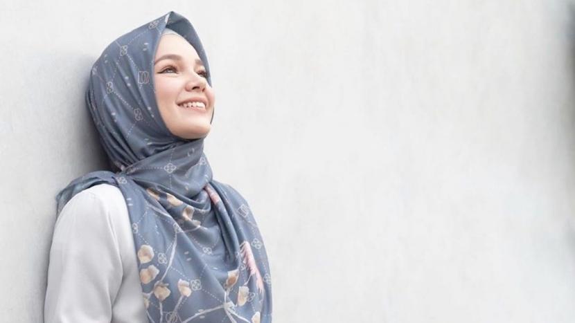 Biodata Dewi Sandra: Agama, Keluarga, Pacar, Fakta dan Karir