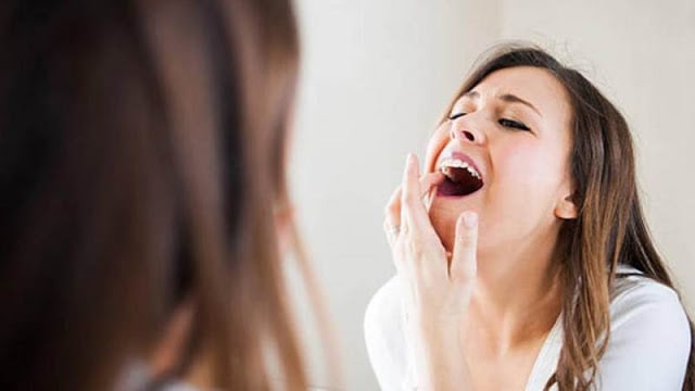 5 Cara Alami Mengatasi Sakit Gigi Menurut SehatQ.com