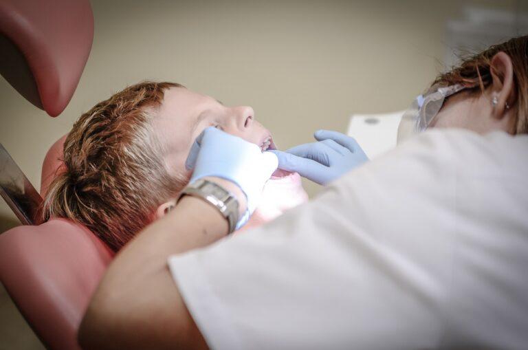 Ketahui Pengertian, Prosedur, hingga Alasan Melakukan Implan Gigi